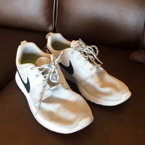 Light Grey/White Nike Roshe